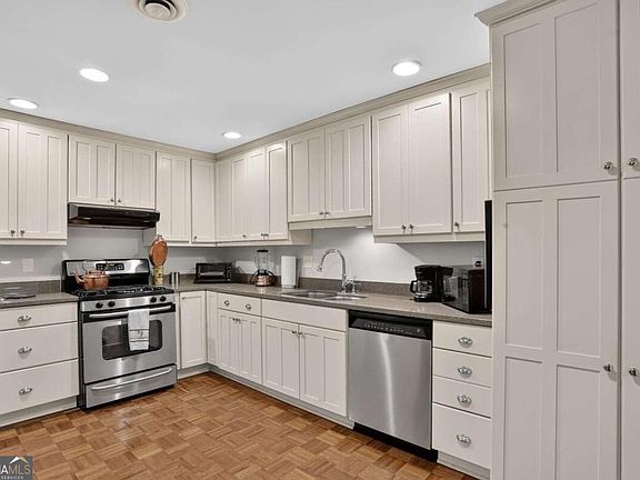 3rd image of 2734 Peachtree Rd NW APT A201
