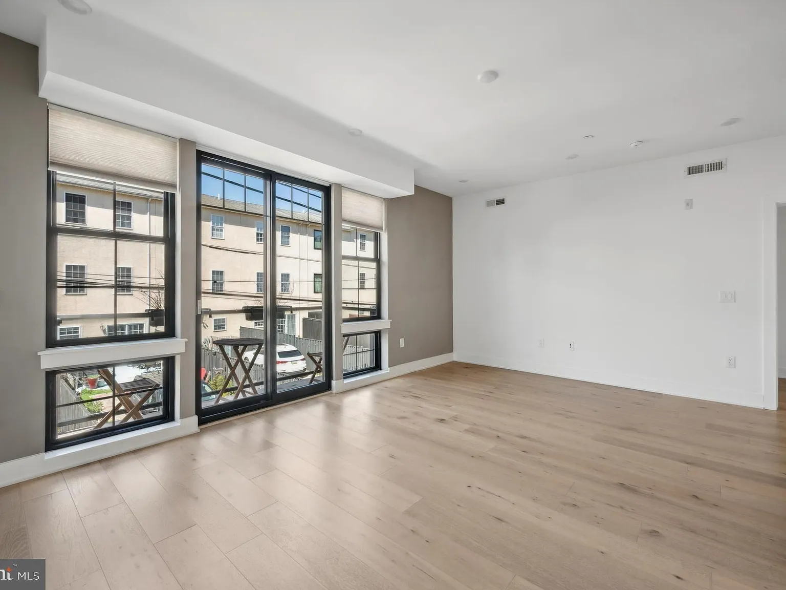 2 bed, 1015 sqft, $2,900 — Photo 2