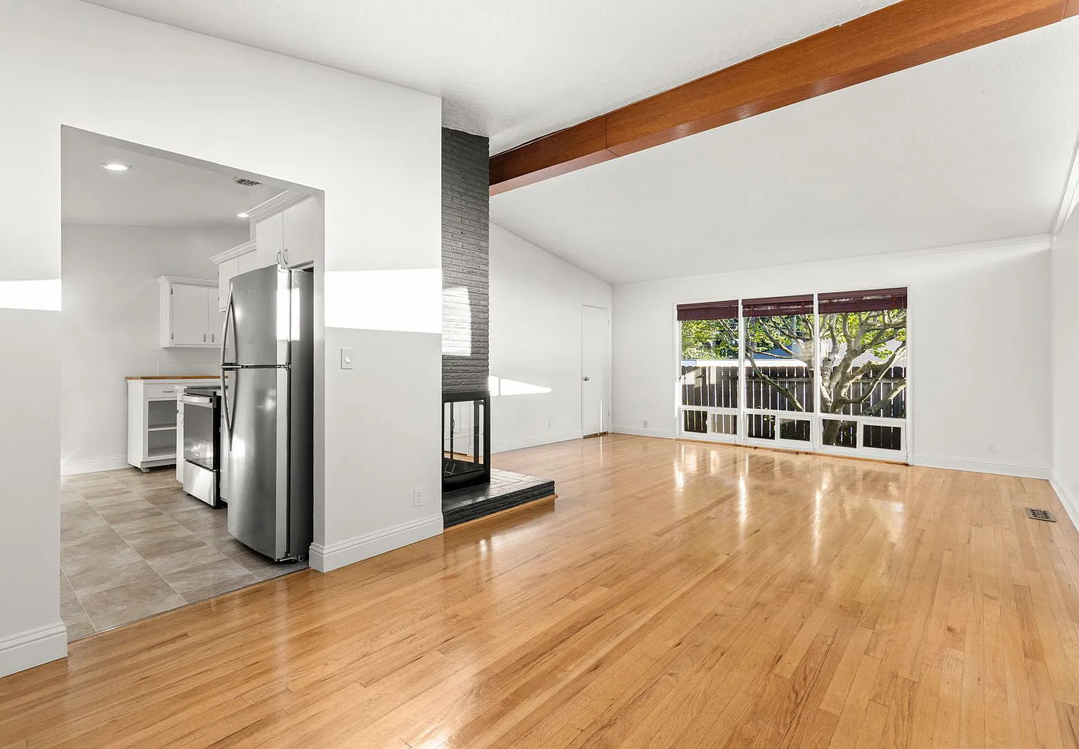 3 bed, 2.0 bath, 1430 sqft, $2,850 — Photo 3