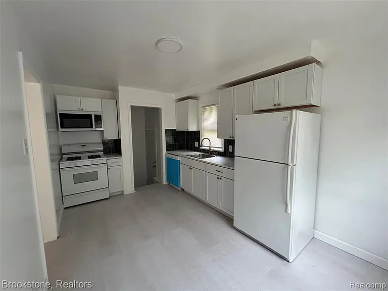 26707 Penn St — Photo 8