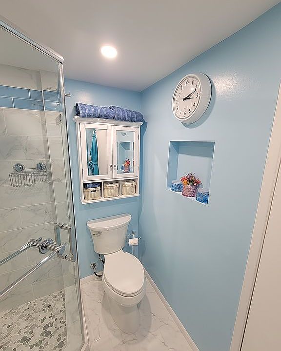 Large, stand alone 3/4 bath