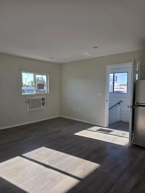 1 bed, 1.0 bath, 450 sqft, $2,100 — Photo 1