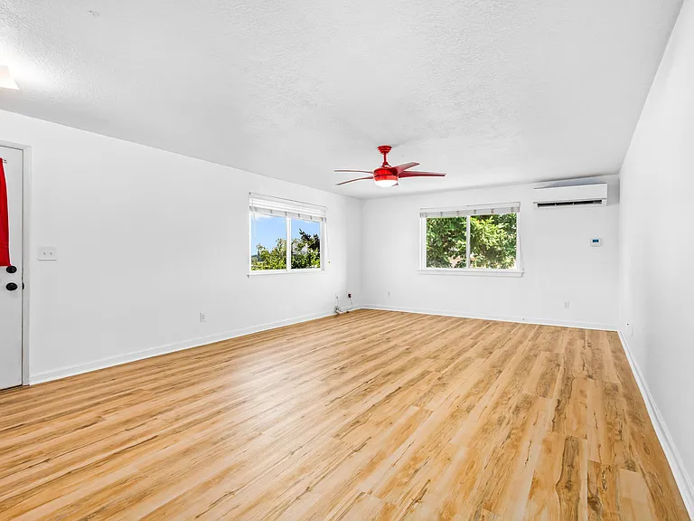 518 NE Dallas Dr — Photo 6