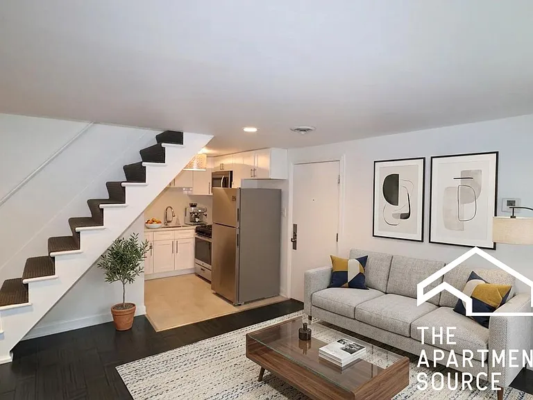 2546 N Southport Ave #2 — Photo 2