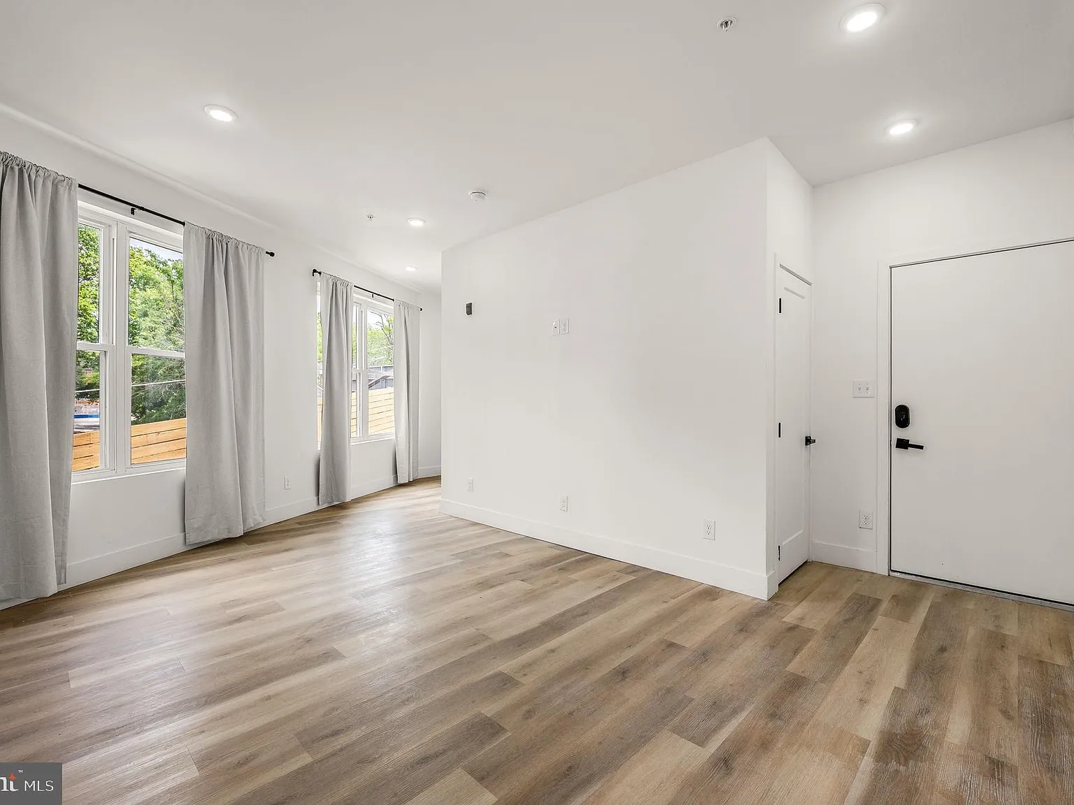 2 bed, 1.5 bath, 784 sqft, $1,334 — Photo 4