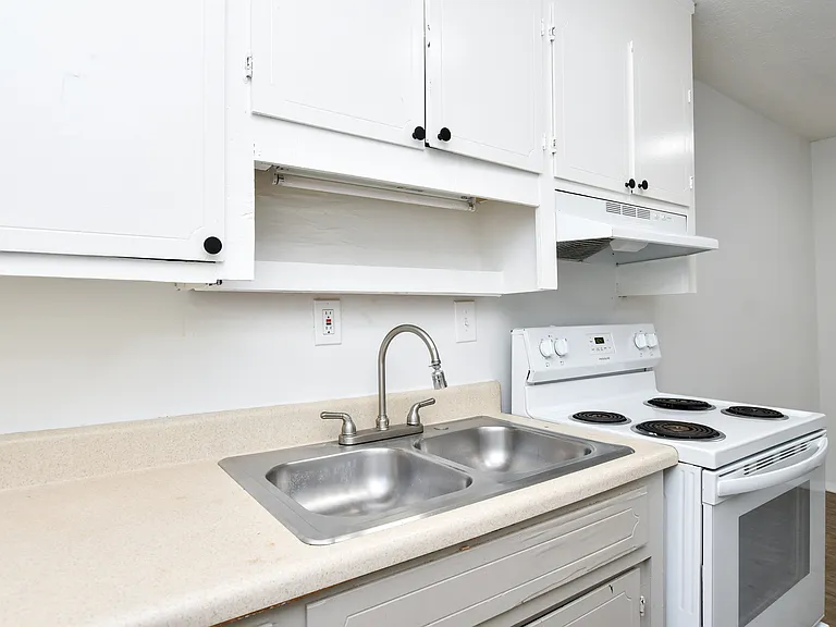Kitchen (2) Kitchen (2)