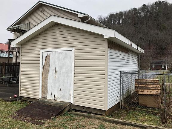 3rd image of 830 Deerfield Ln #1-2