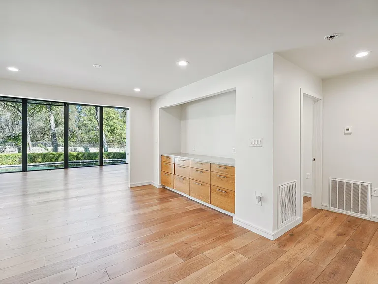 3927 Balcones Dr — Photo 16