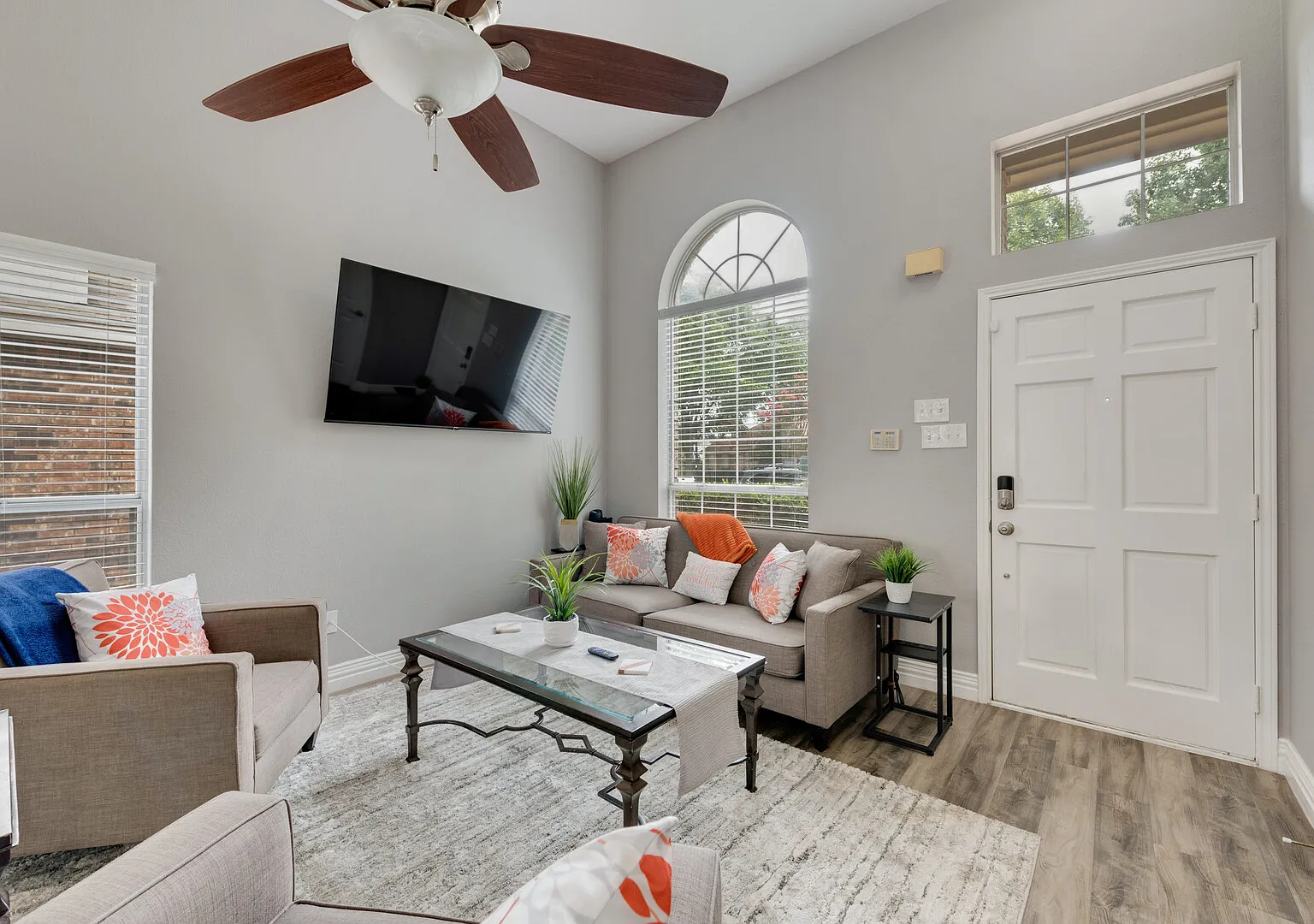 Clean, Updated, Comfortable, and Quiet Space! — Photo 4