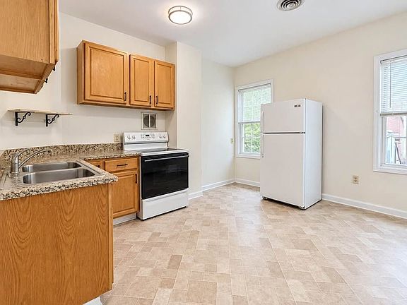 5th image of 23 Bonheim St #2