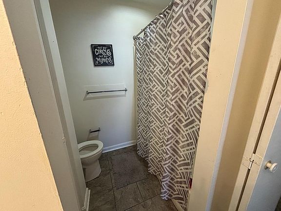 4th image of 562 Woodland Ave APT 49