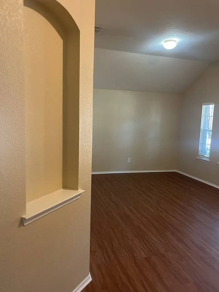 3 bed, 2.0 bath, 1809 sqft, $2,050 — Photo 3