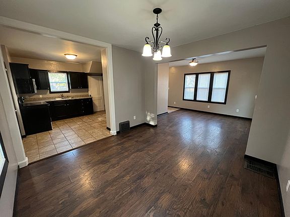 2nd image of 1001 16th Ave S