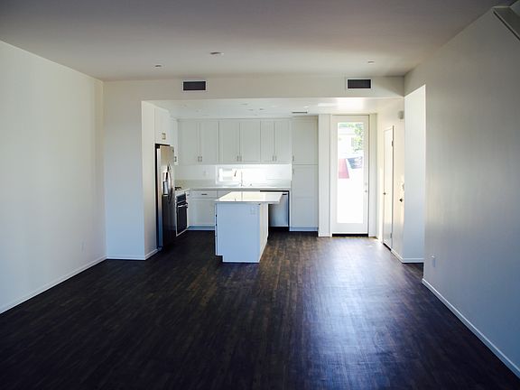 Great room w/oversized kitchen island