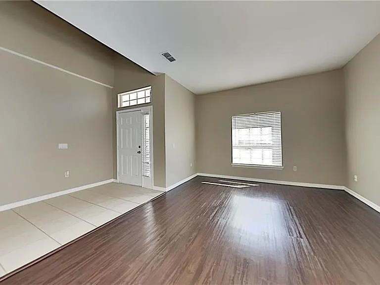 876 Hacienda Cir — Photo 2