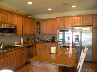 168 Brattle Cir, Melville, NY 11747
