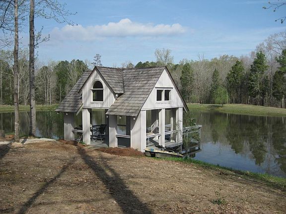 Pondside gazebo, enjoy relaxing afternoons in the hammock.