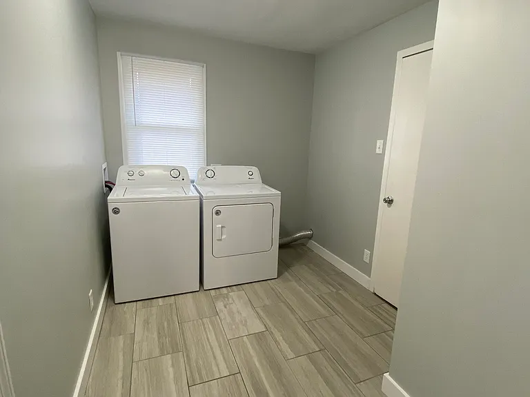 907 E Florida Ave — Photo 3