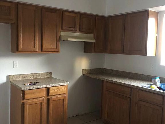 5th image of 465 W Ivyglen St