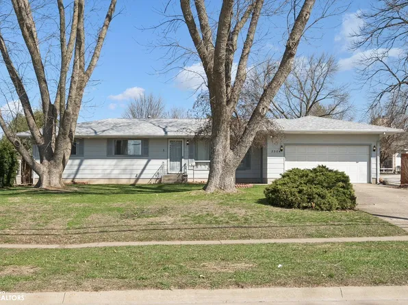 2504 Sunnyside Ave, Burlington, IA 52601