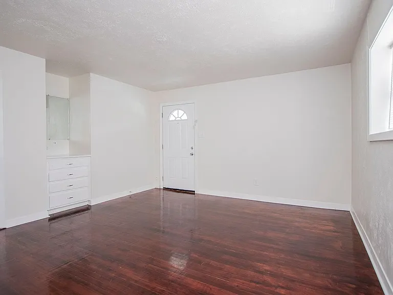 1419 Hyde Park — Photo 30
