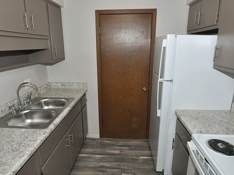10283 State Highway 212 NE #D — Photo 2
