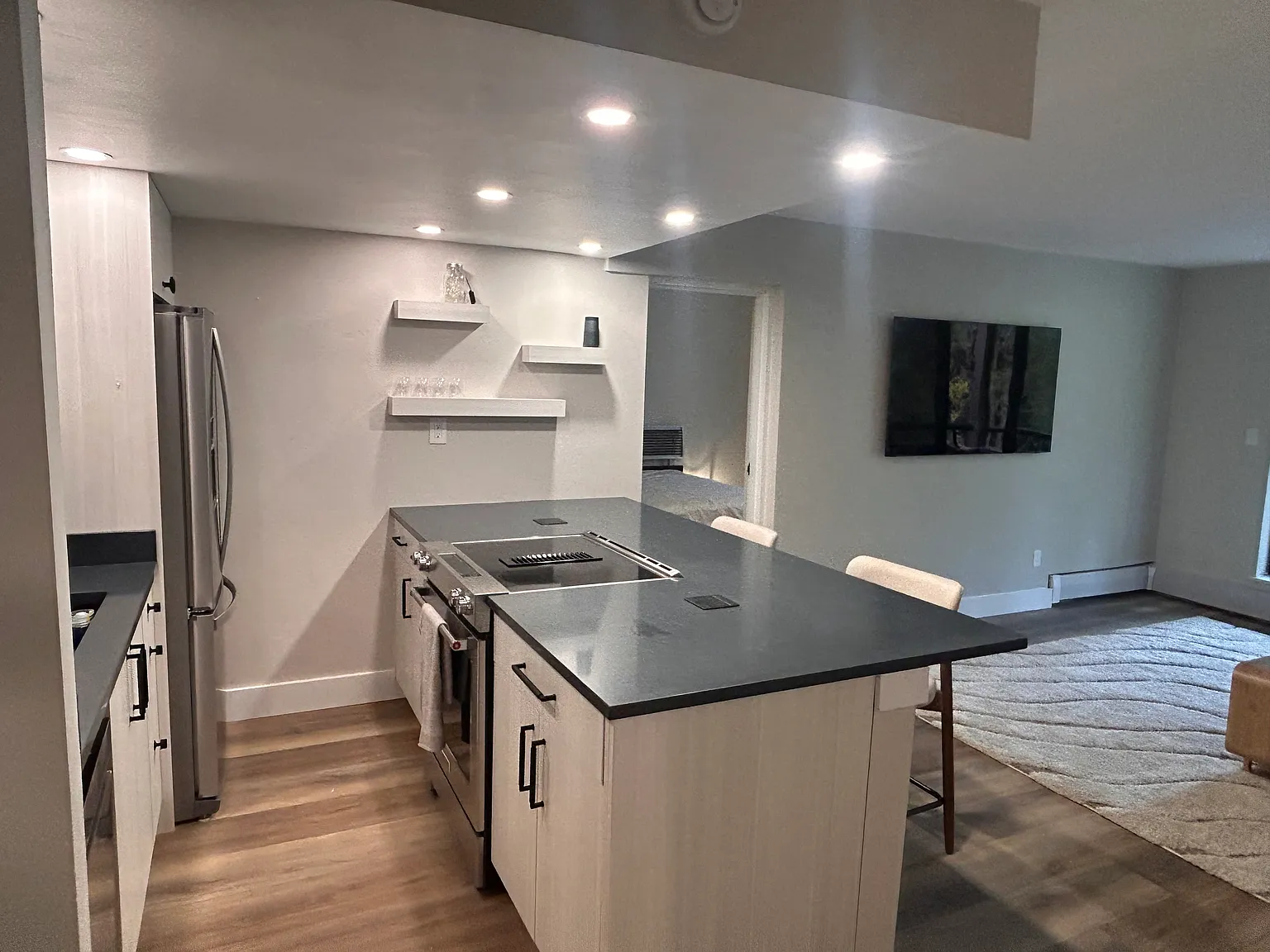2 bed, 878 sqft, $7,300 — Photo 2