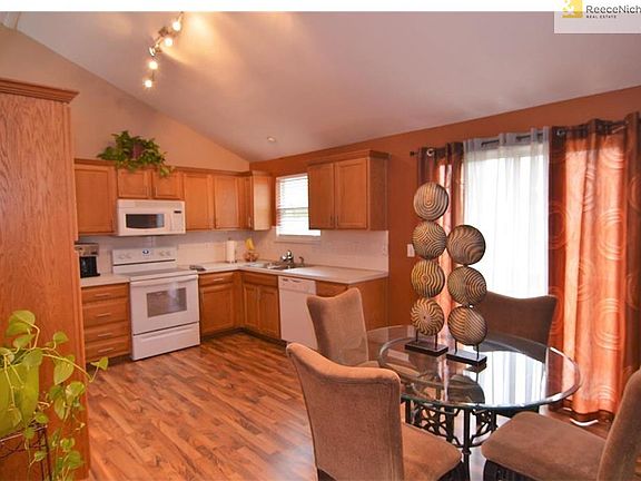 3rd image of 305 SE Sunnyside School Cir