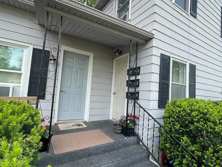 225 Edward St #B — Photo 4