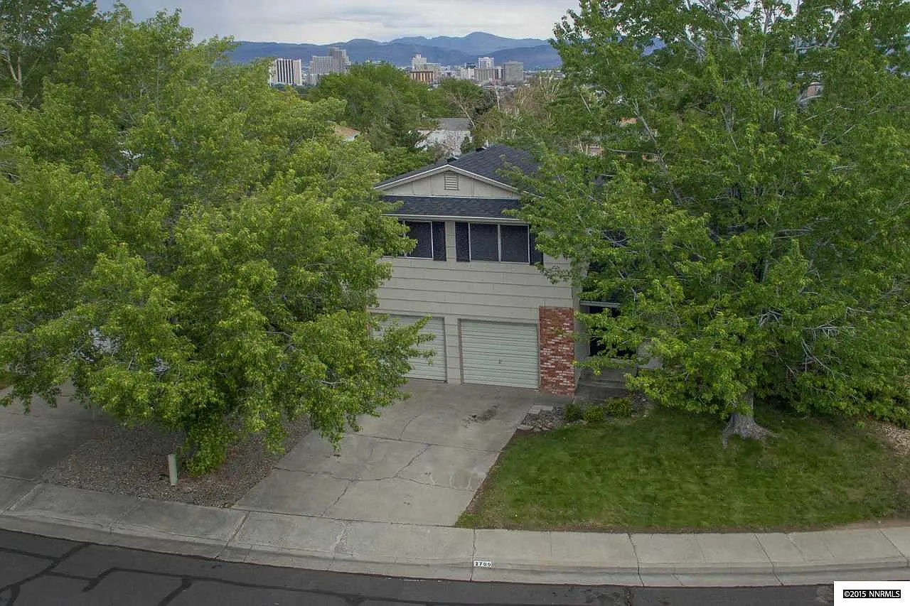 2700 Edgewood Dr photo 1