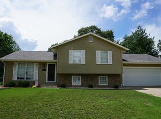 521 Briarwood Dr, Salem, IL 62881