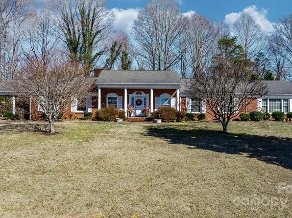 101 Country Club Dr, Morganton, NC 28655