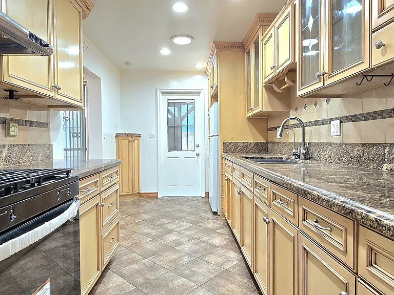 700 E Angeleno Ave — Photo 2