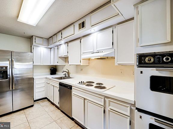 2nd image of 307 Yoakum Pkwy APT 1426