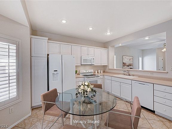 3rd image of 565 Cypress Gardens Pl