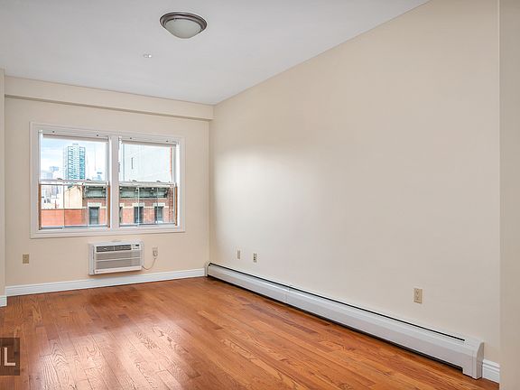 4th image of 12-03 Jackson Ave #4FF