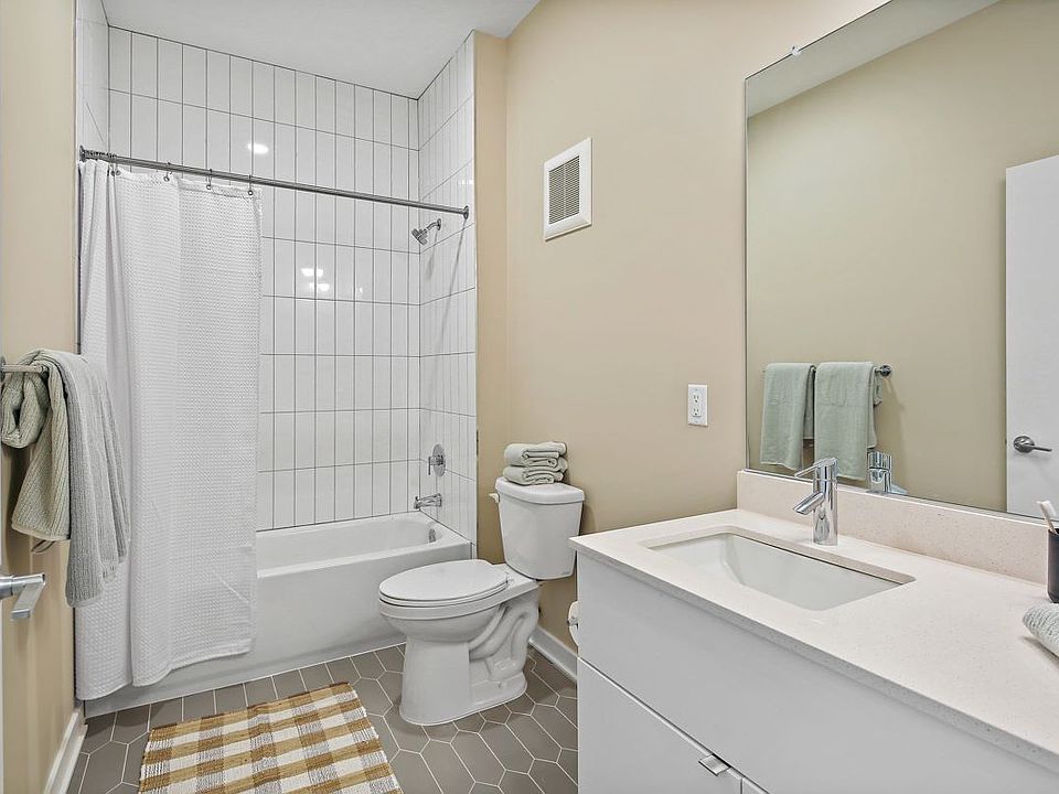 Bathrooms with tub/show combo available