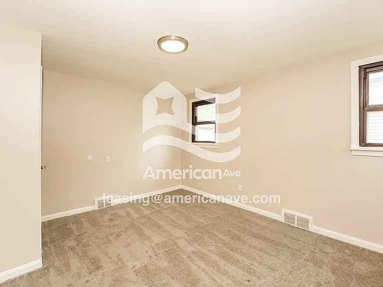 1323675_012_bedroom_13.jpg