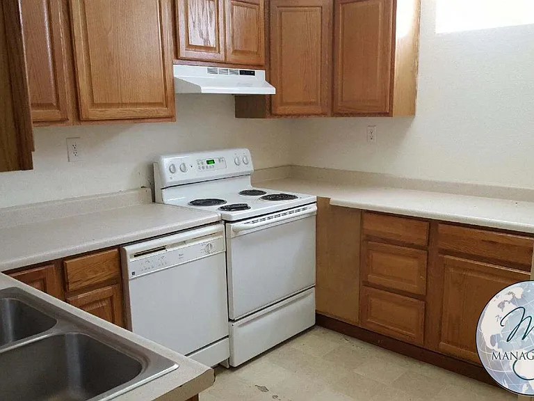 3 bed, 1.0 bath, 1008 sqft, $1,330 — Photo 9