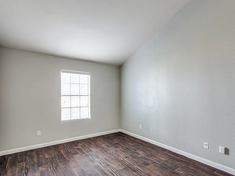 Maxwell Apartments — Photo 35