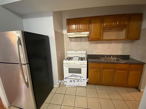2nd image of 384 4th Ave W #1R