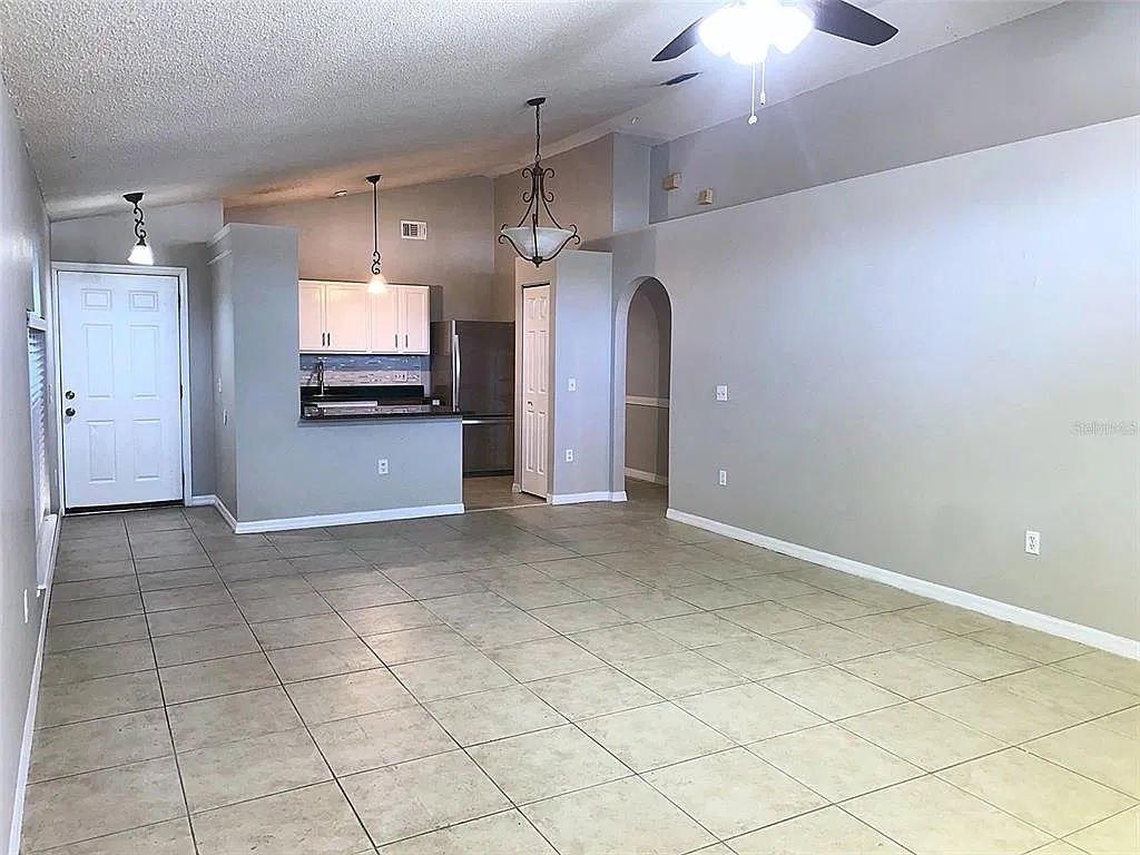 3 bed, 2.0 bath, 1334 sqft, $2,300 — Photo 2