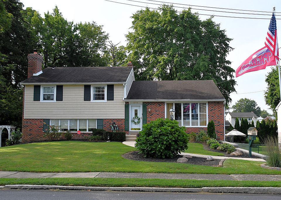 OPEN HOUSE Sat. 11- 1 