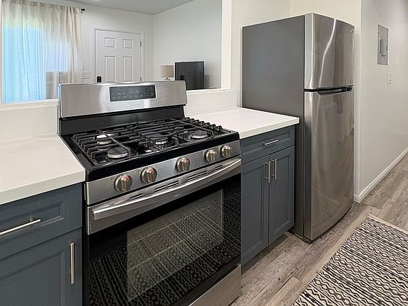 4th image of 813 W Beach Ave #1/2