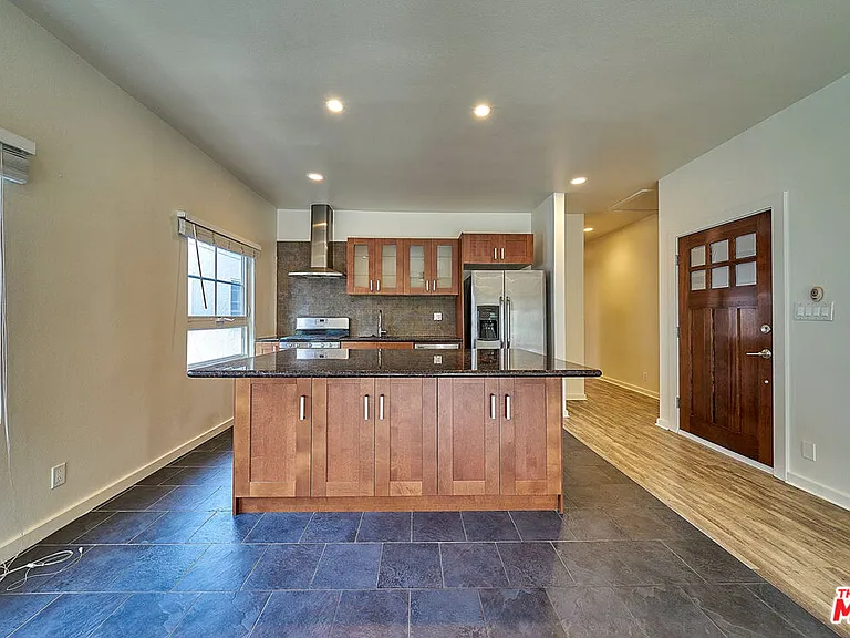 614 N Genesee Ave — Photo 33
