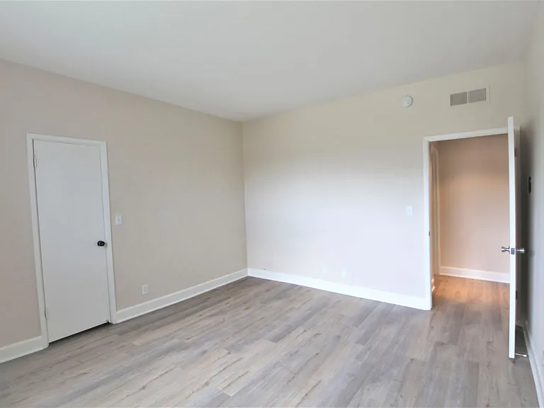 14945 Moorpark St — Photo 5