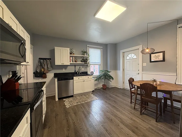 907 Spring Way — Photo 11