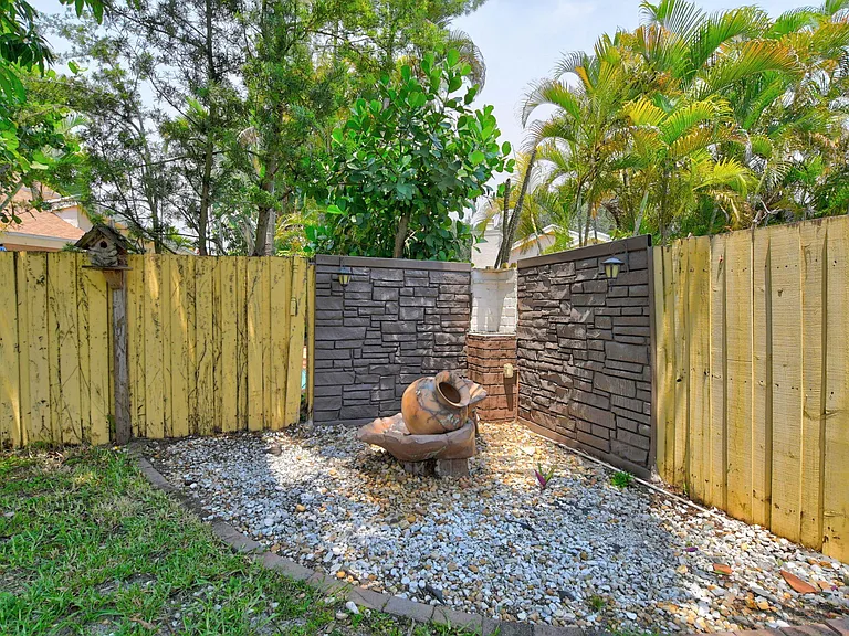 7813 Kenway Pl W — Photo 40
