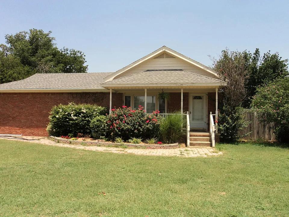 1201 Loma Dr