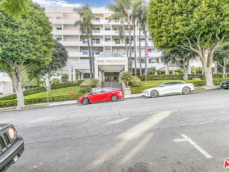 1131 Alta Loma Rd #306 — Photo 35